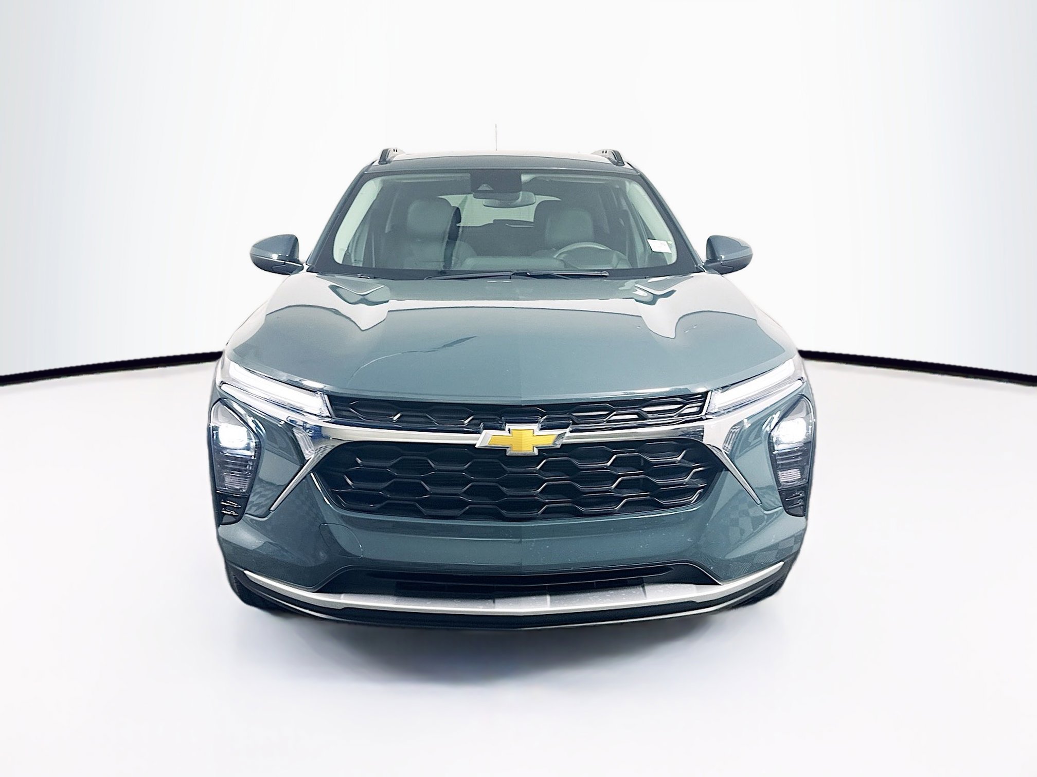 Used 2025 Chevrolet Trax LT image 2