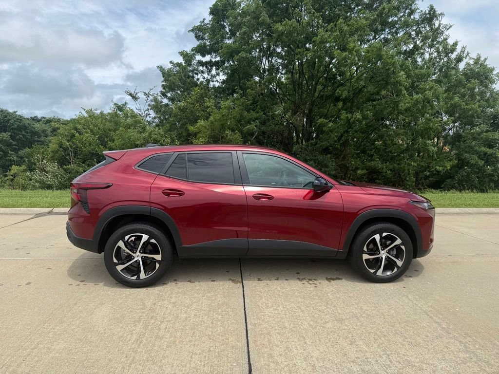 Used 2024 Chevrolet Trax RS w/ Driver Confidence Package FWD image 2