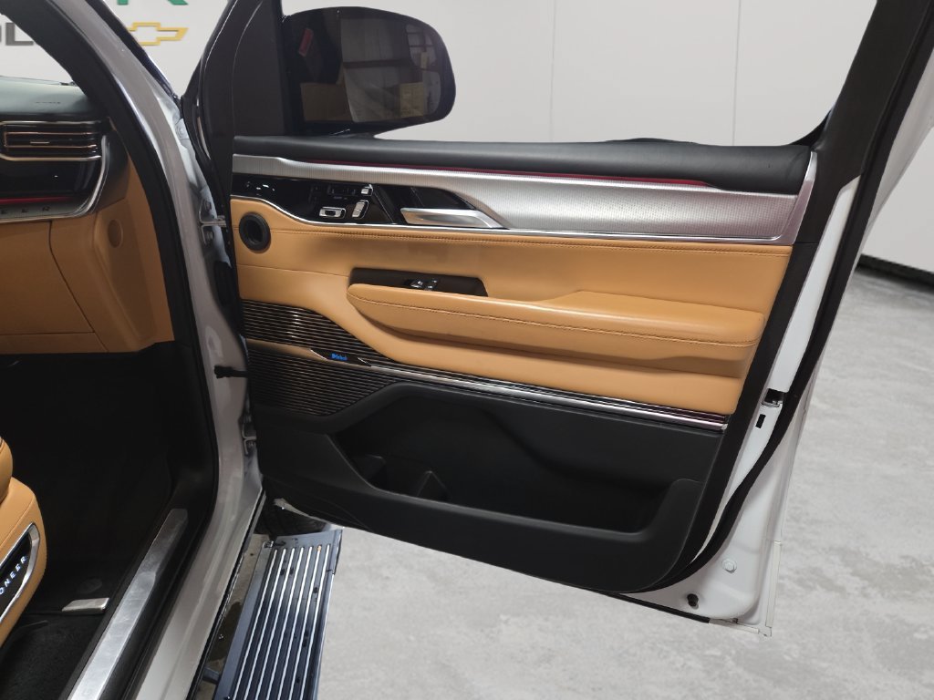 Used 2023 Jeep Grand Wagoneer Series III AWD/4WD image 48