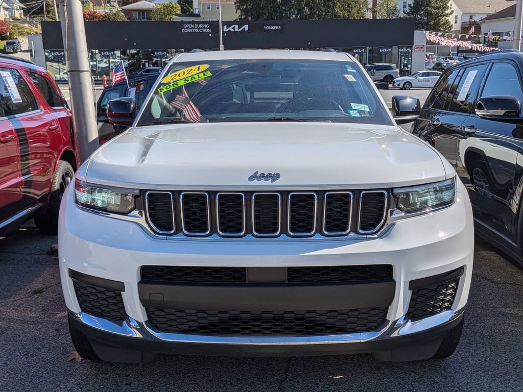 Used 2024 Jeep Grand Cherokee L Laredo image 3