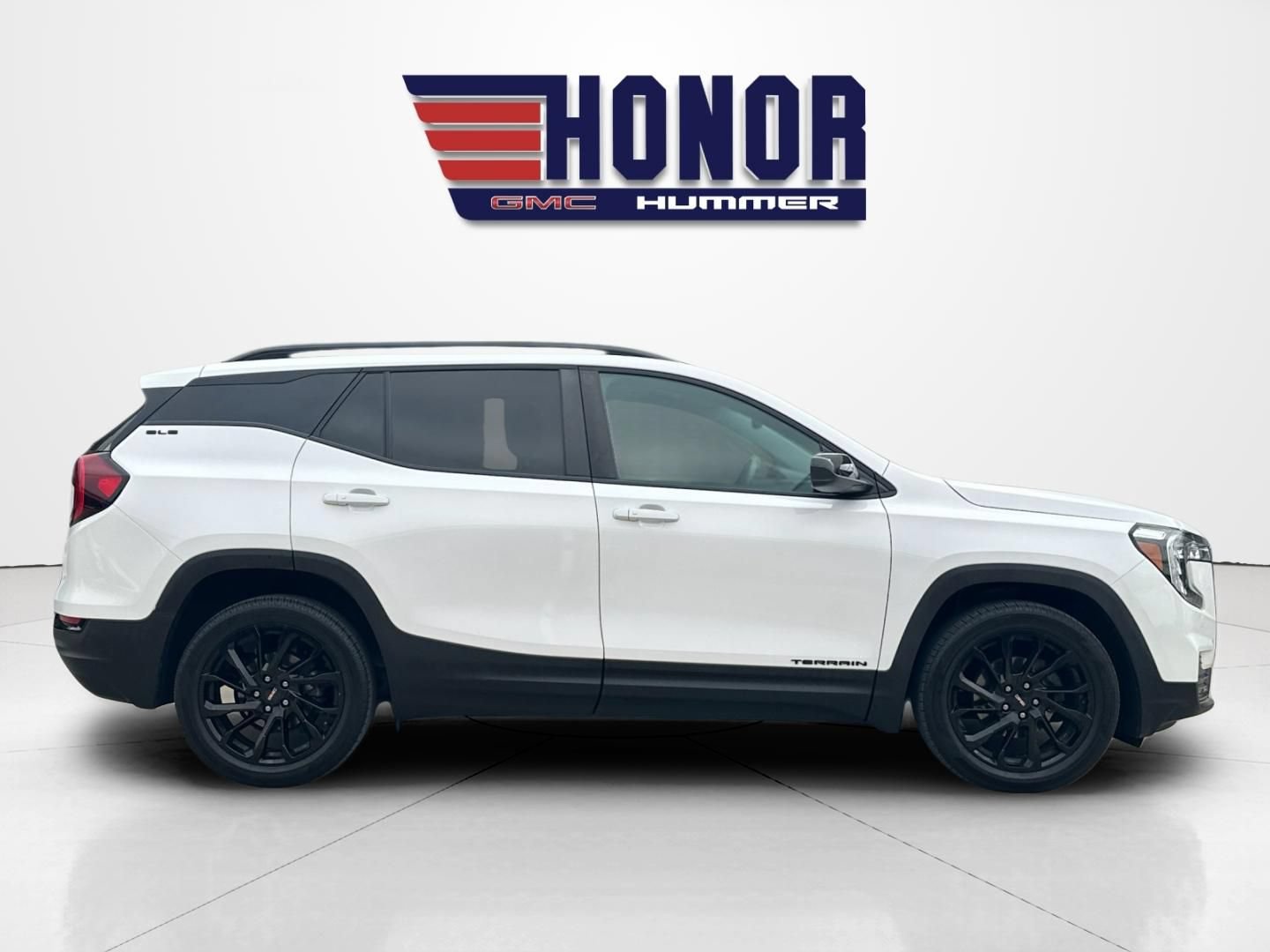 Used 2023 GMC Terrain SLE w/ Driver Convenience Package FWD image 3
