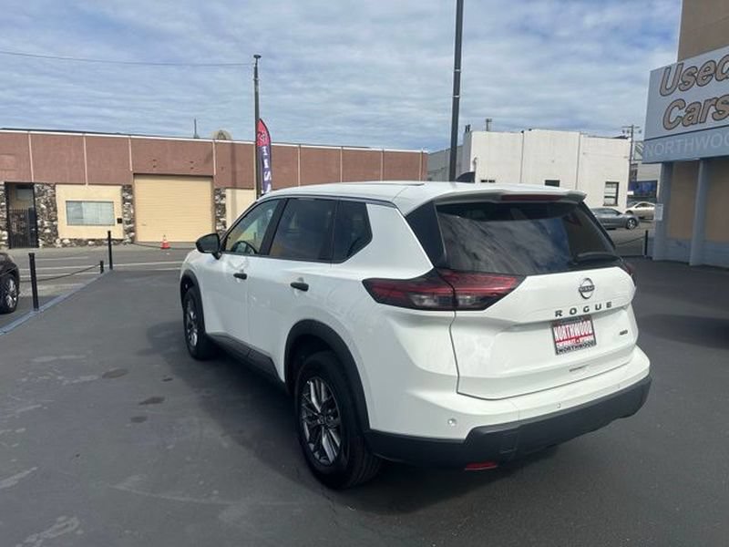 Used 2024 Nissan Rogue S AWD/4WD image 3