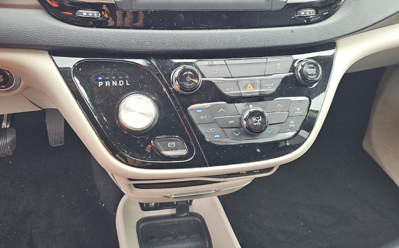 Used 2020 Chrysler Voyager Lxi FWD image 14