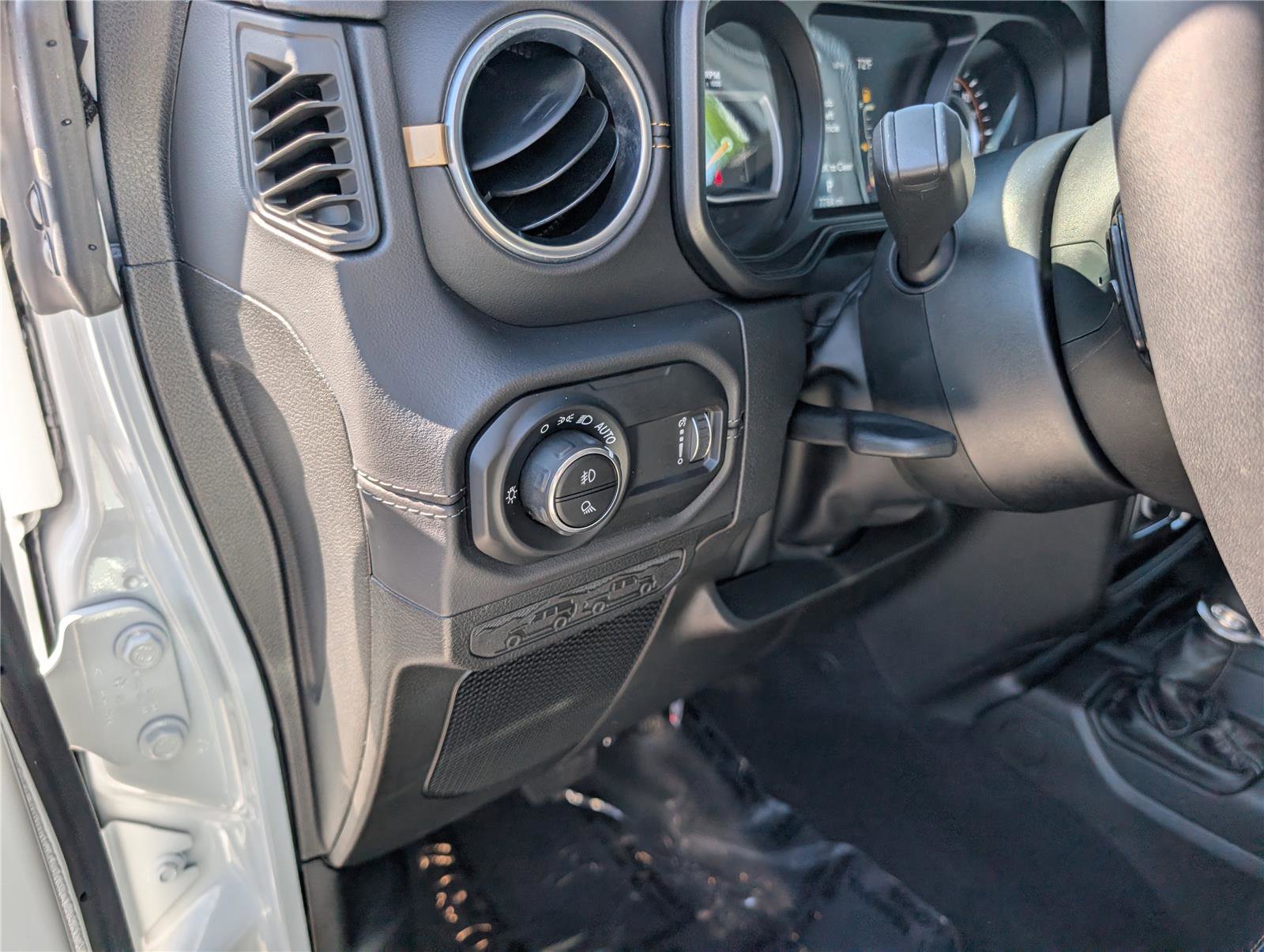 Used 2025 Jeep Gladiator Sport AWD/4WD image 21