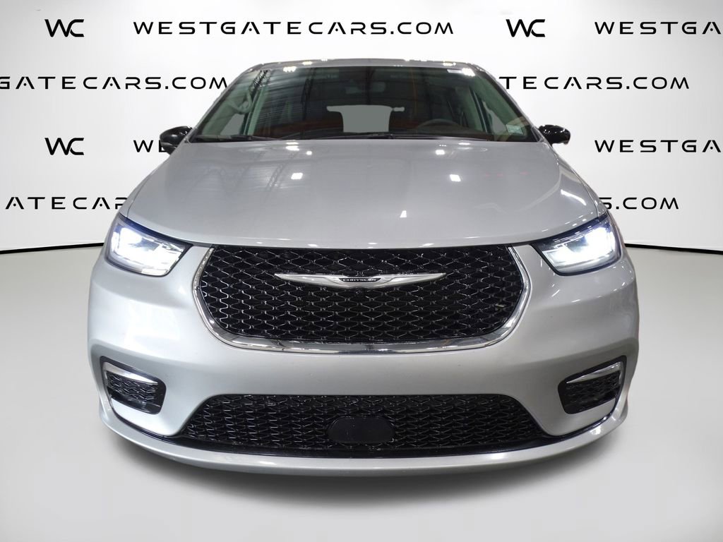 Used 2024 Chrysler Pacifica Touring-L image 4