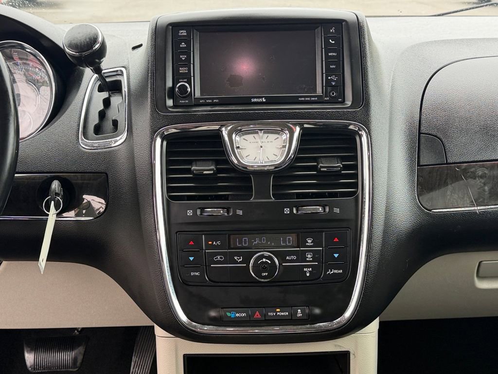 Used 2013 Chrysler Town & Country Touring-L FWD image 14