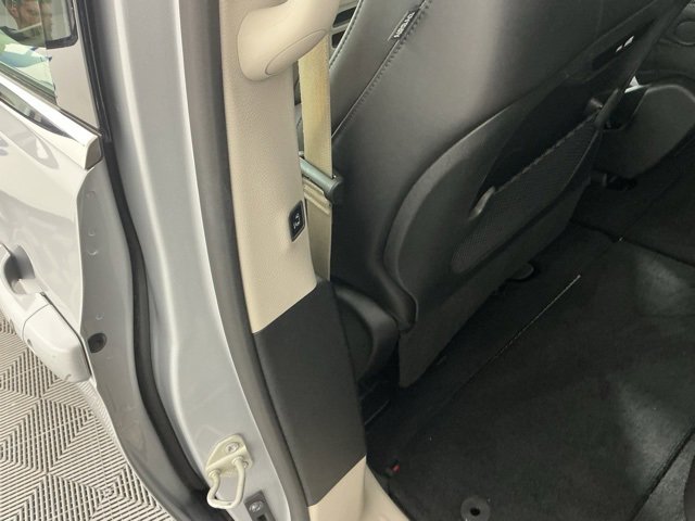 Used 2024 Chrysler Pacifica Touring-L image 9