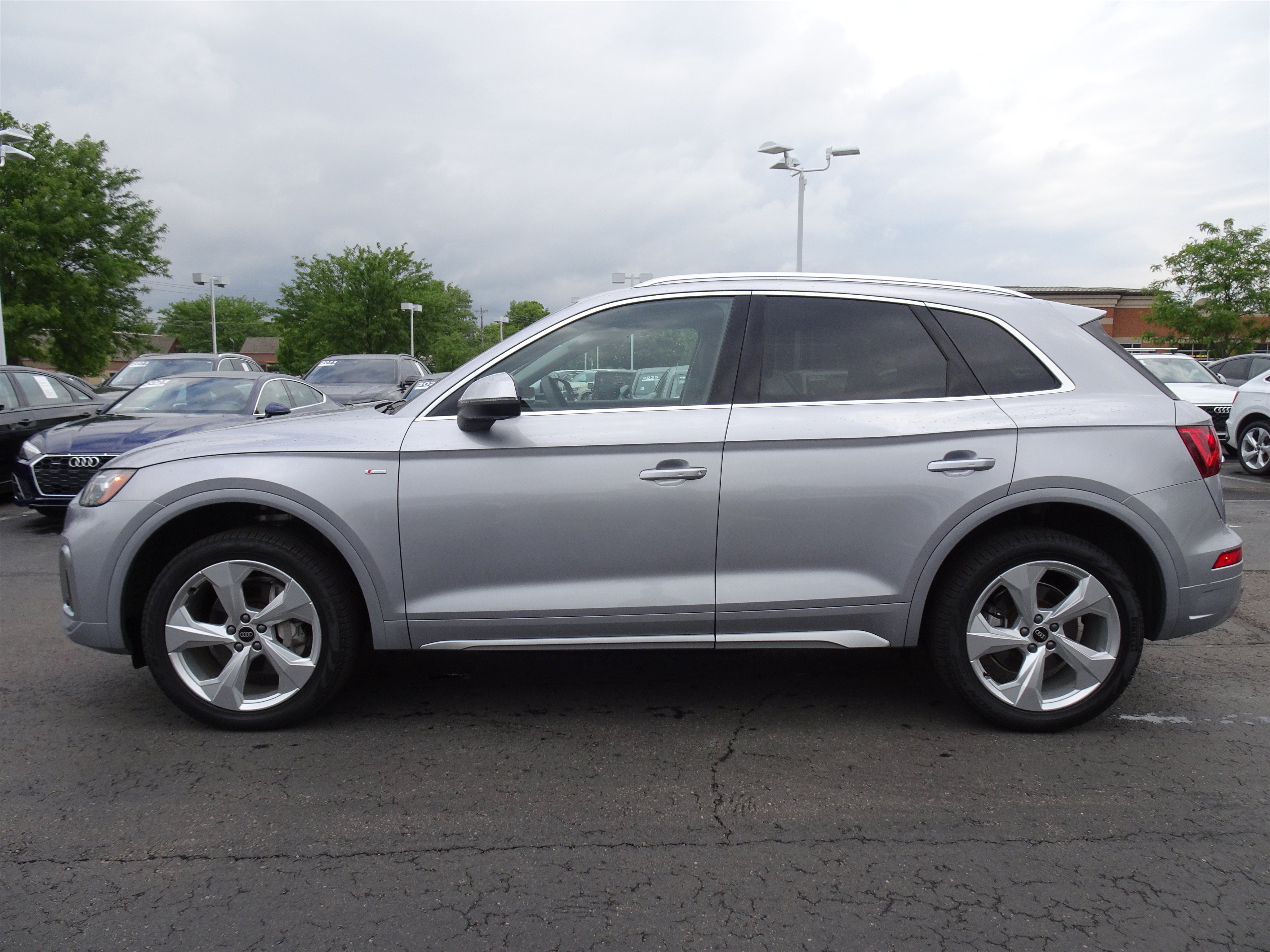 Certified 2025 Audi Q5 2.0T Premium Plus w/ Premium Plus Package AWD/4WD image 2