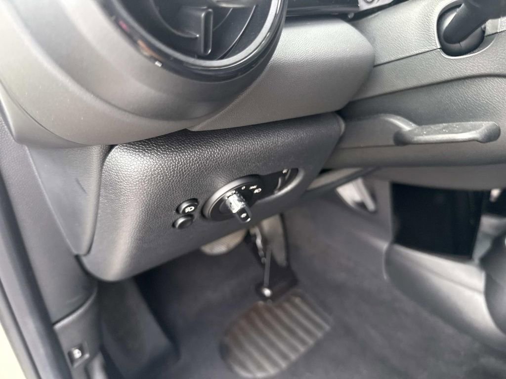 Used 2022 MINI Cooper 2-Door Hardtop image 17