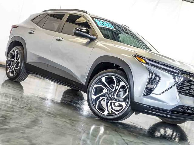 Certified 2025 Chevrolet Trax RS w/ Sunroof Package FWD image 5
