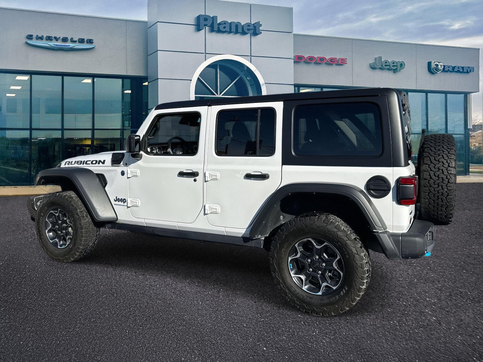 Used 2023 Jeep Wrangler Unlimited Rubicon 4xe w/ Steel Bumper Group AWD/4WD image 3