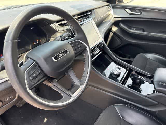Used 2023 Jeep Grand Cherokee Altitude RWD image 10