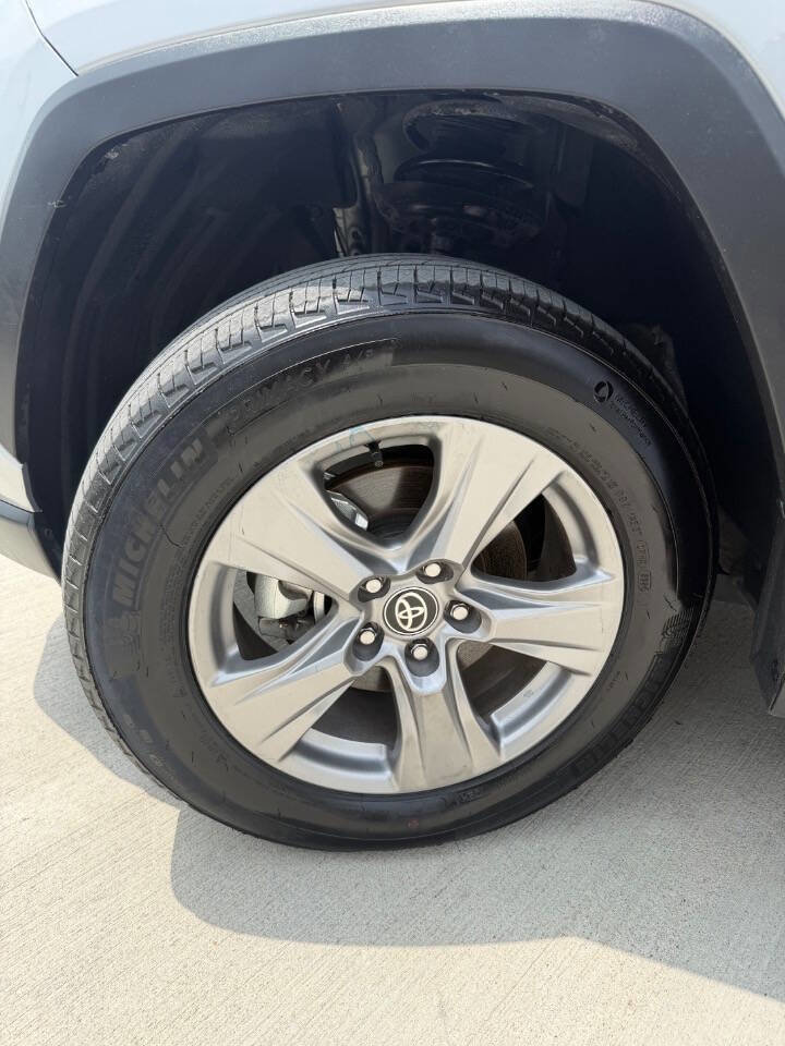 Used 2025 Toyota RAV4 XLE AWD/4WD image 25