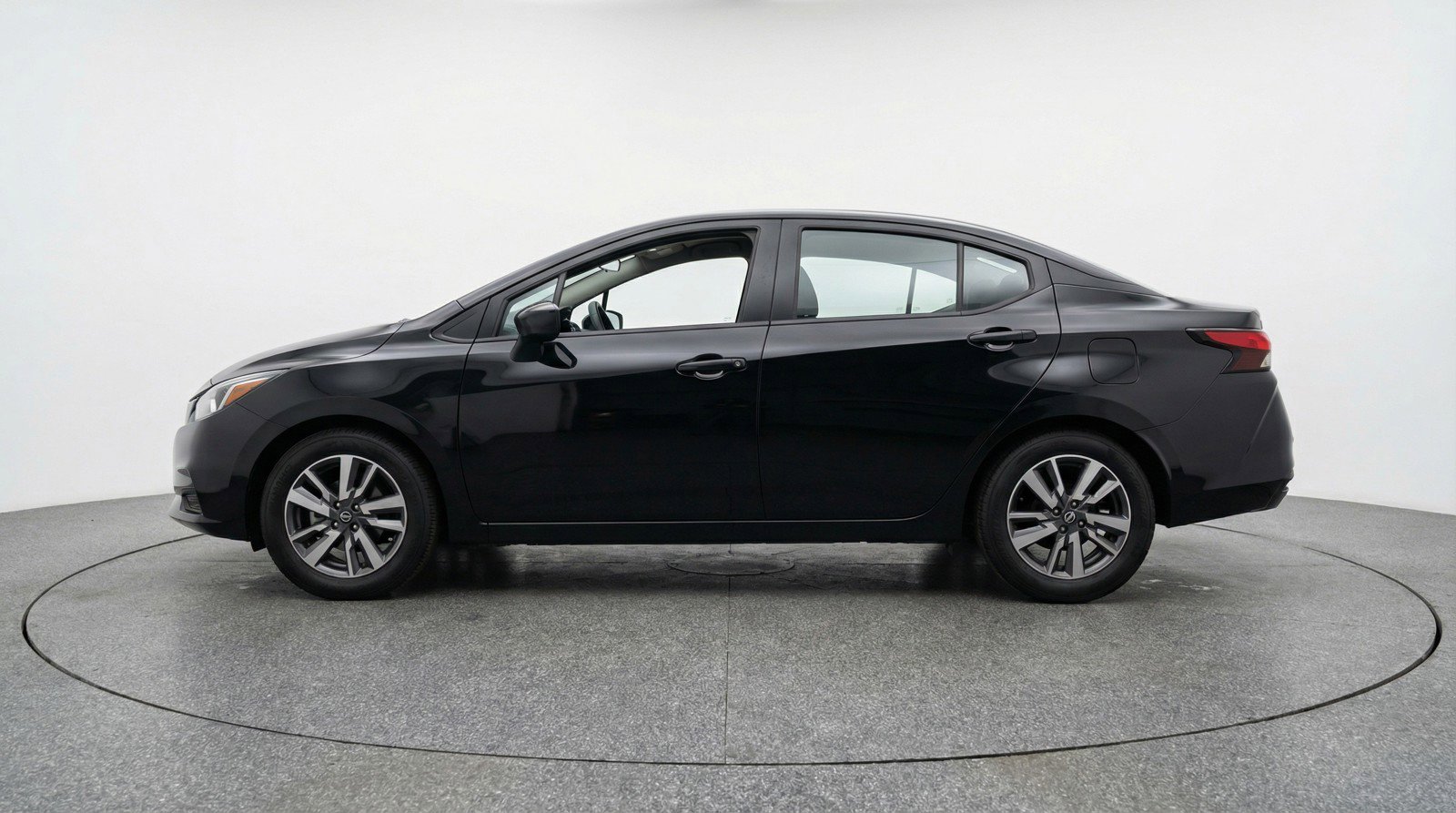 Used 2025 Nissan Versa SV image 5