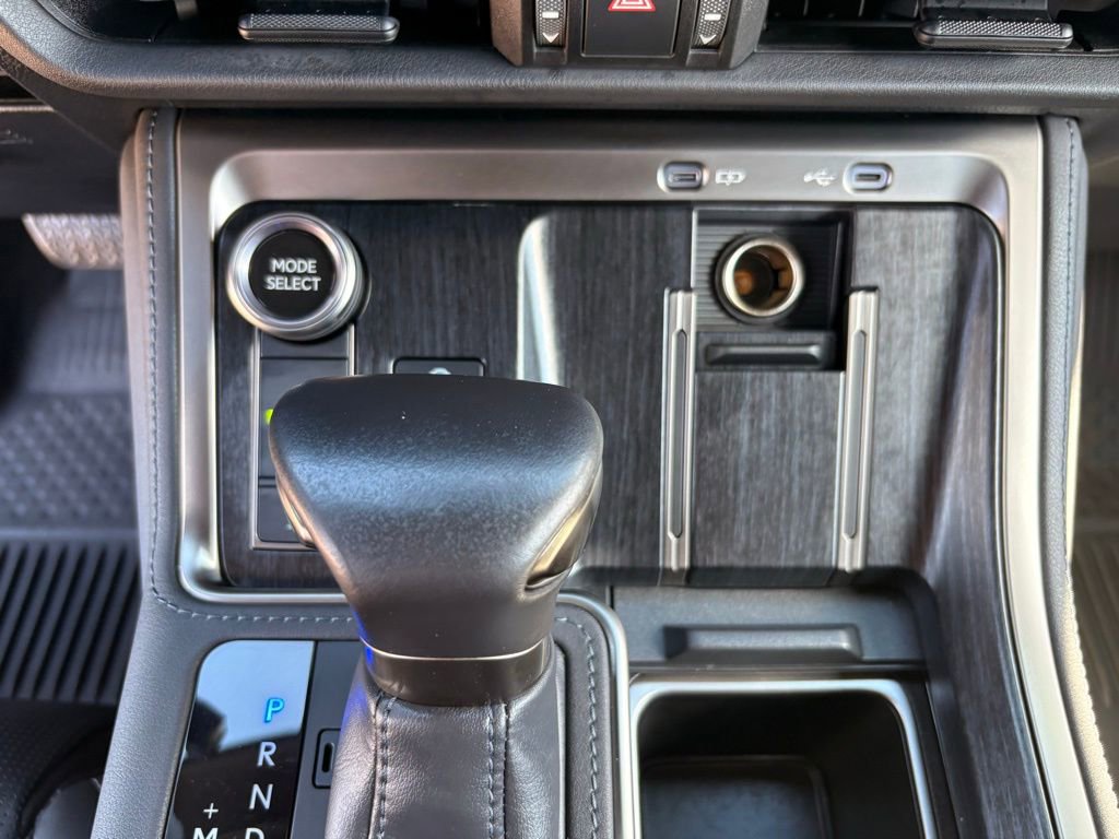 Used 2024 Lexus GX 550 w/ Accessory Package (2T) image 21