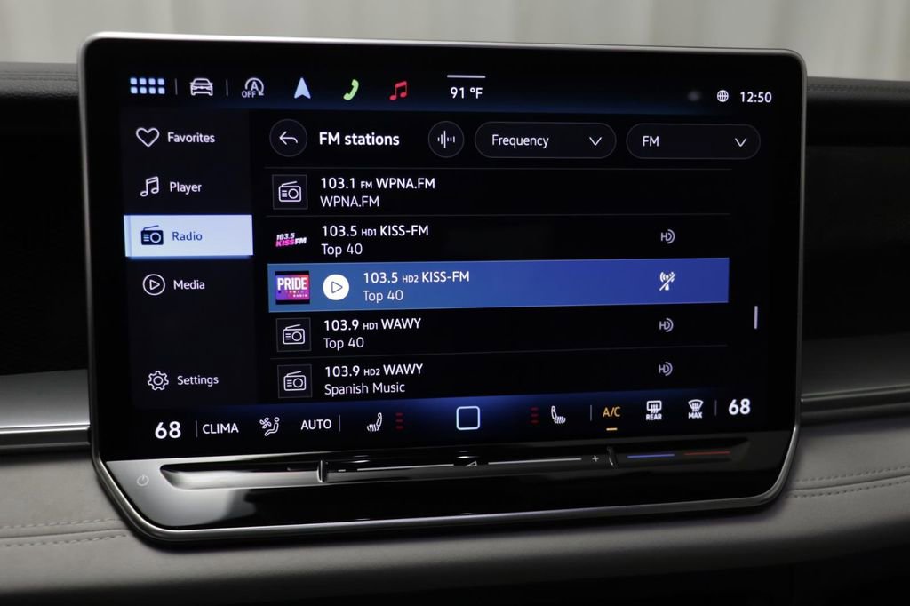 Used 2025 Volkswagen Tiguan SE w/ Panoramic Sunroof Package AWD/4WD image 8