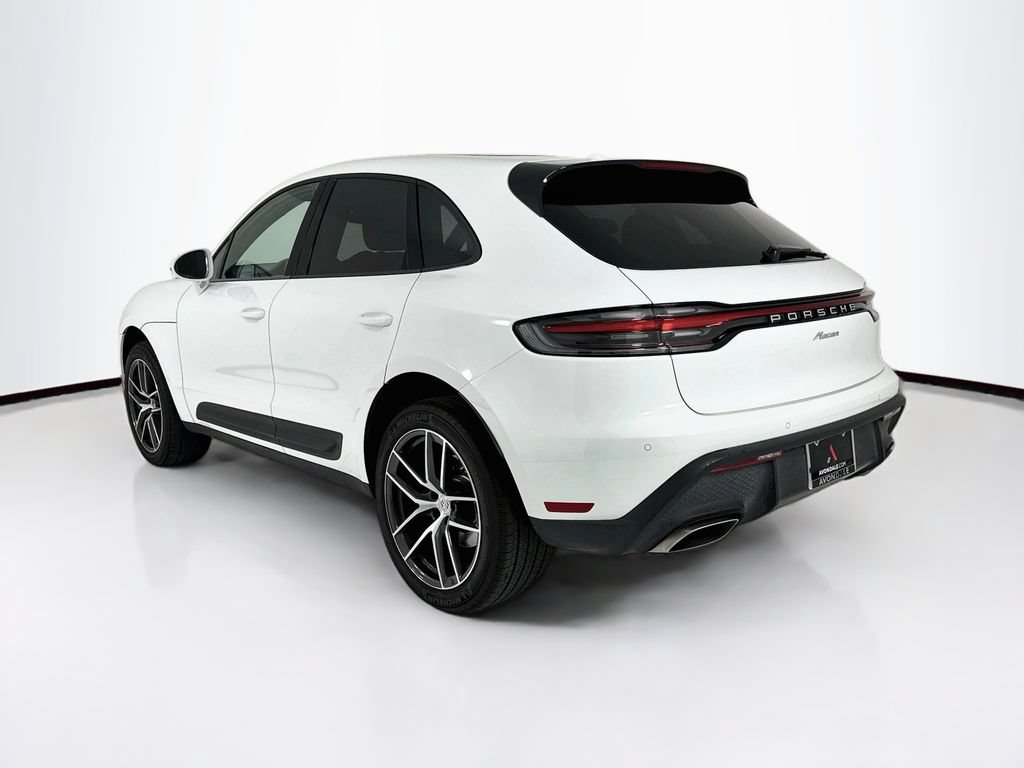 Certified 2025 Porsche Macan AWD/4WD image 3