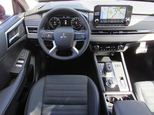 New 2025 Mitsubishi Outlander SE image 11