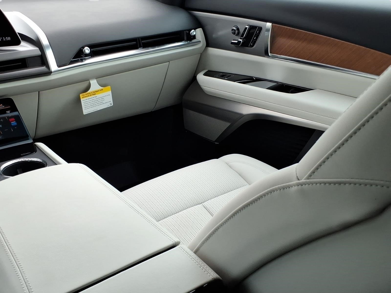 New 2027 Cadillac Vistiq Luxury w/ LPO, Floor Liner Package AWD/4WD image 10
