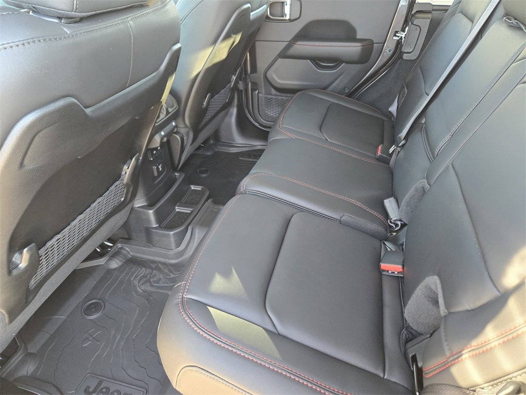 Used 2025 Jeep Wrangler Unlimited Rubicon w/ Technology Group image 30