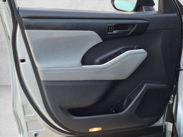 Used 2021 Toyota Highlander LE FWD image 10