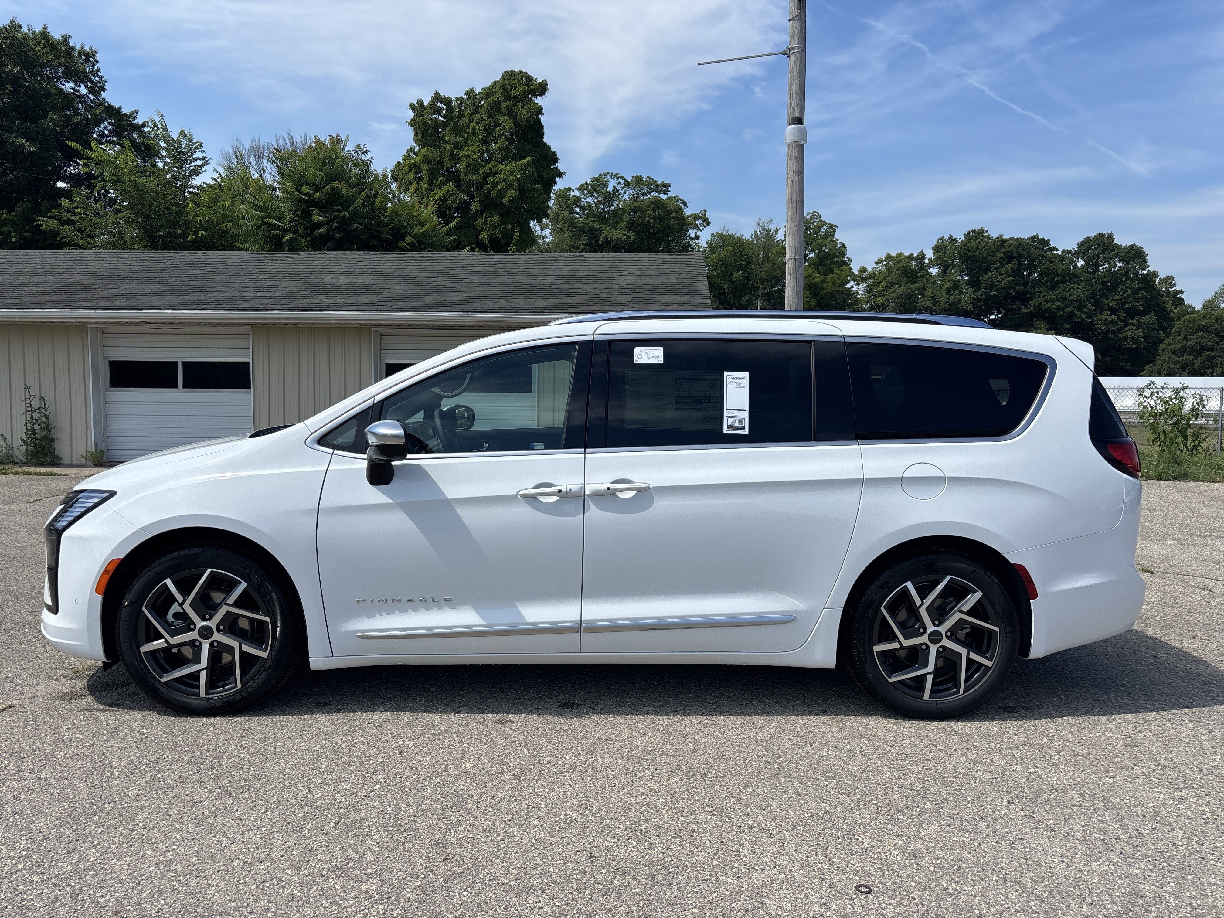 New 2027 Chrysler Pacifica Pinnacle FWD image 12