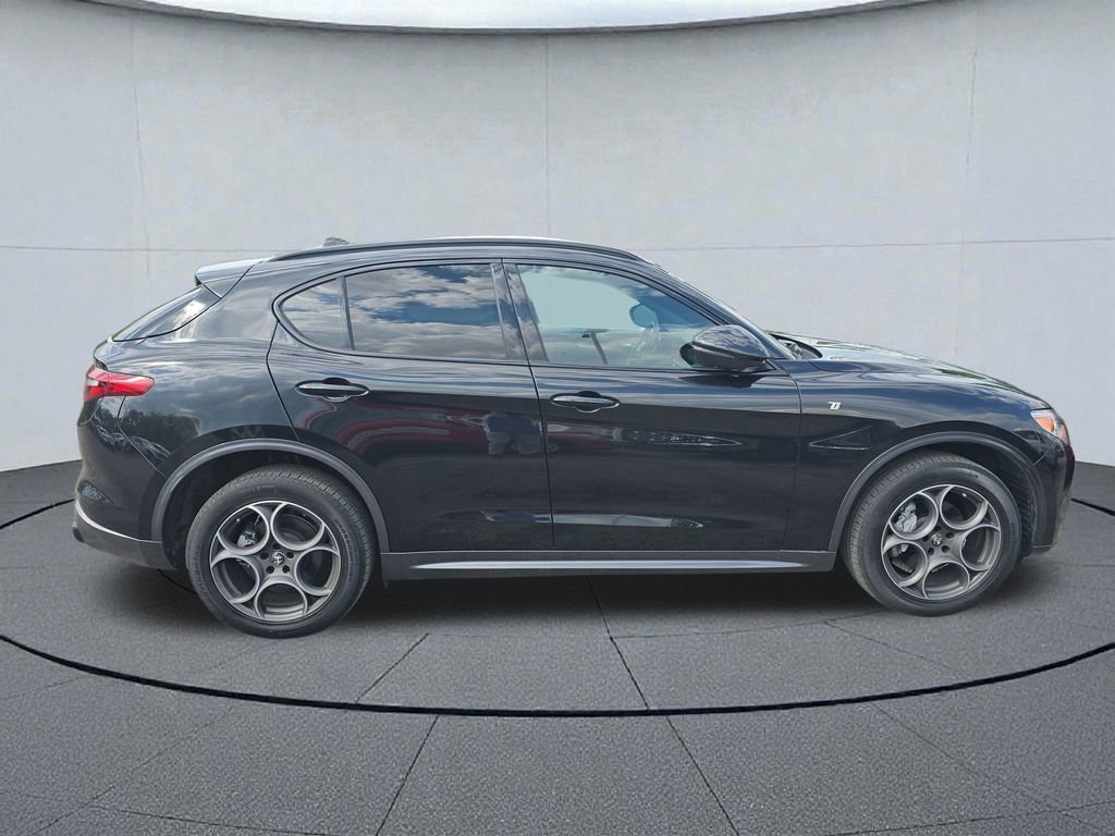 Used 2022 Alfa Romeo Stelvio Ti AWD/4WD image 5