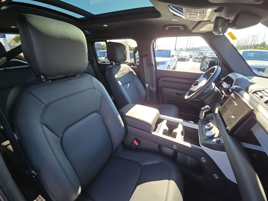 Used 2025 Land Rover Defender 110 X-Dynamic SE image 21
