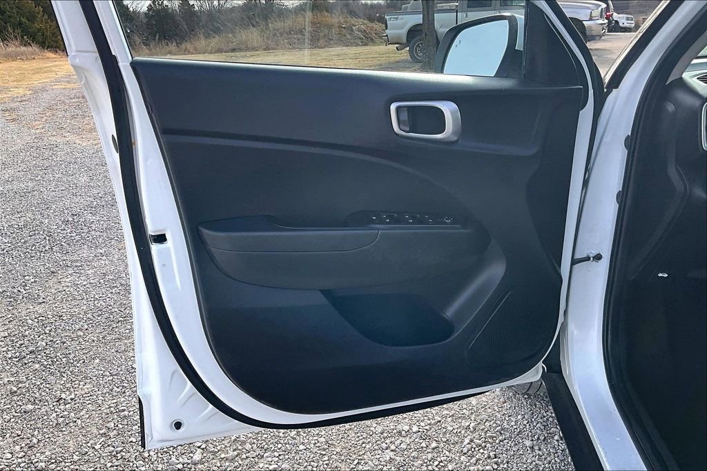 Used 2025 Hyundai Venue SEL image 20