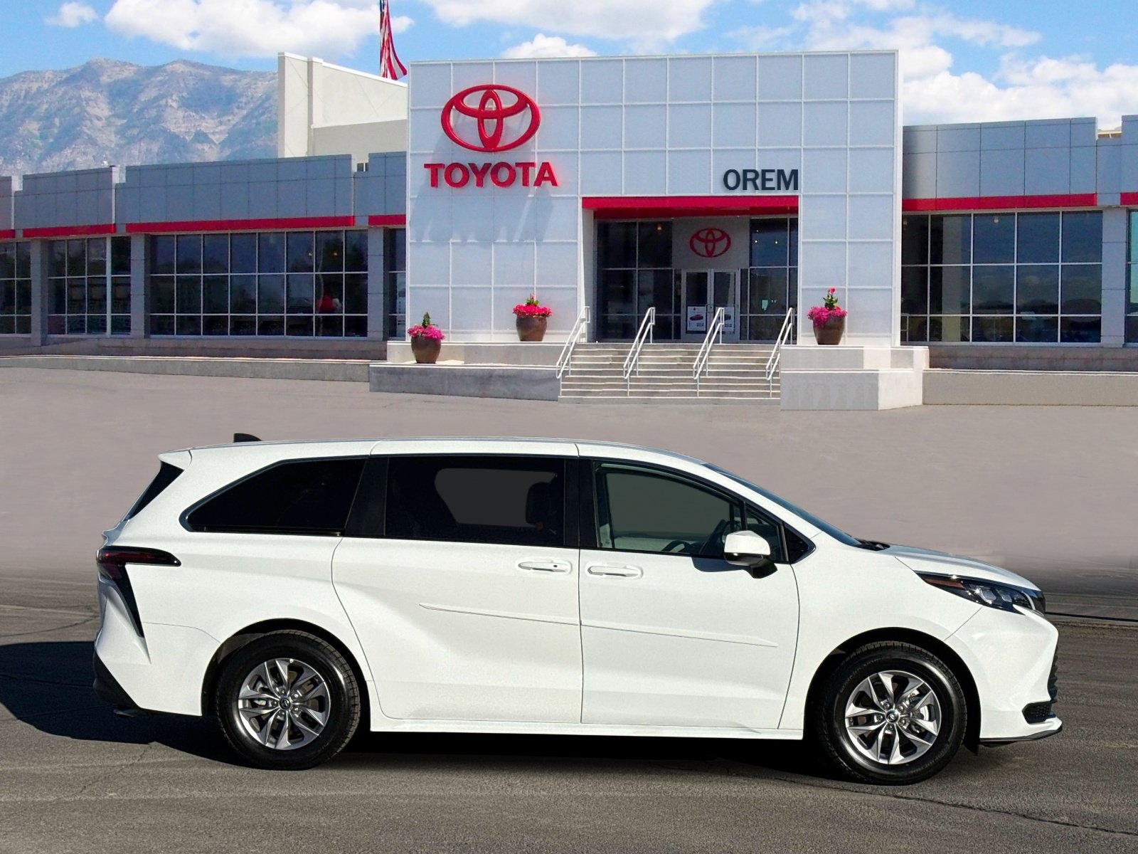 Used 2024 Toyota Sienna LE AWD/4WD image 3