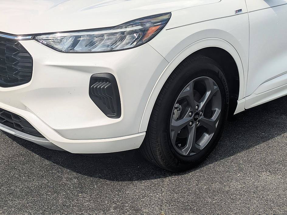 Used 2024 Ford Escape ST-Line w/ Tech Pack #1 FWD image 9