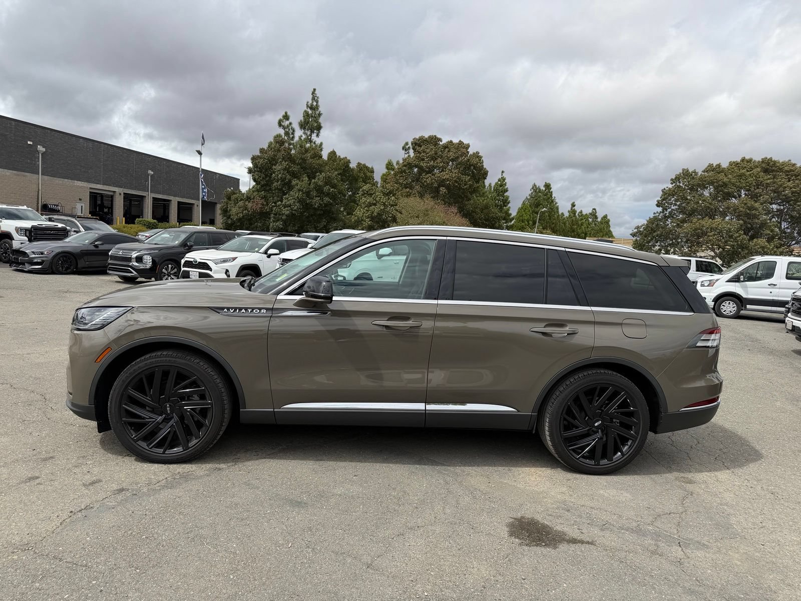 Used 2025 Lincoln Aviator Reserve w/ Equipment Group 201A AWD/4WD image 2