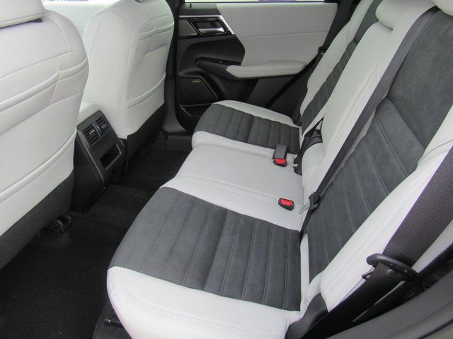 New 2025 Mitsubishi Outlander SE image 9