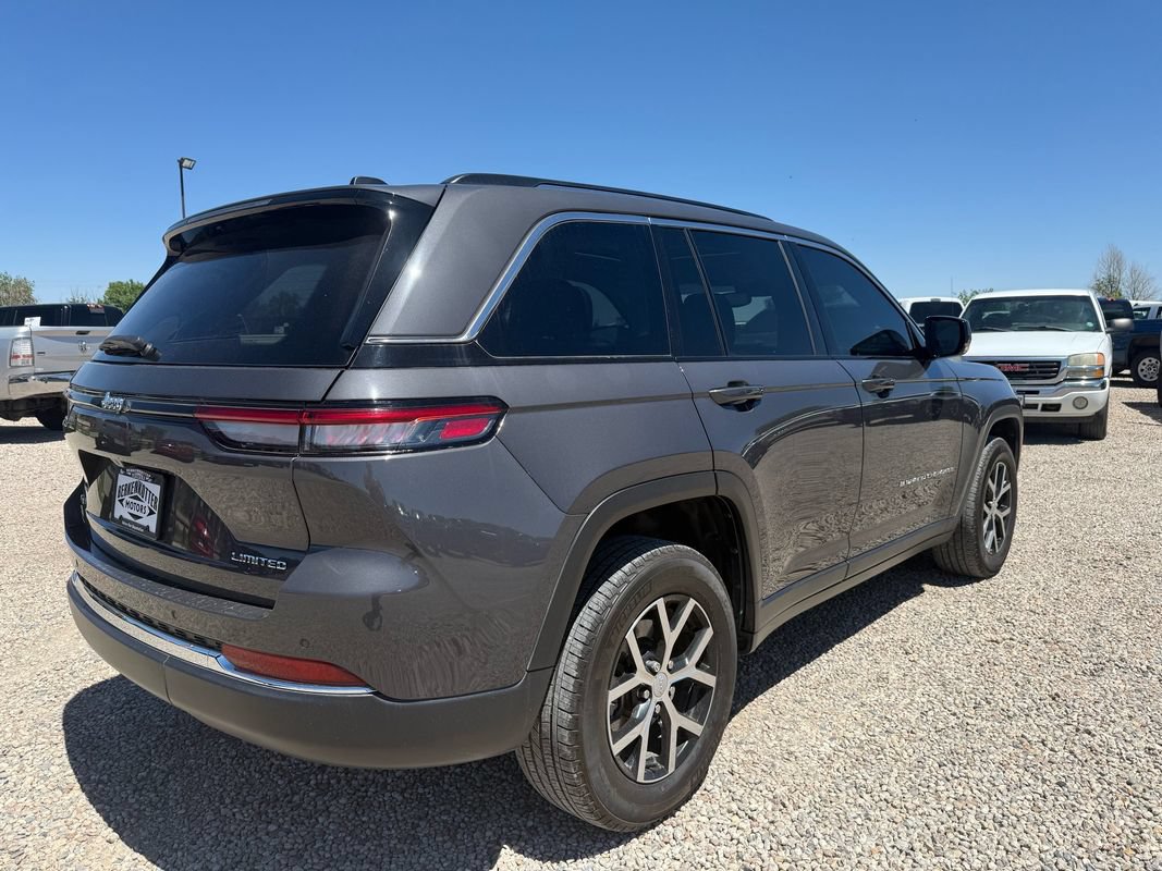 Used 2023 Jeep Grand Cherokee Limited w/ Trailer Tow Prep Group (B) AWD/4WD image 10