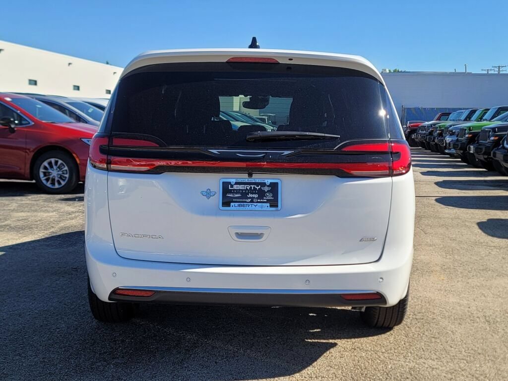 New 2027 Chrysler Pacifica Select w/ Family Tech Group AWD/4WD image 16