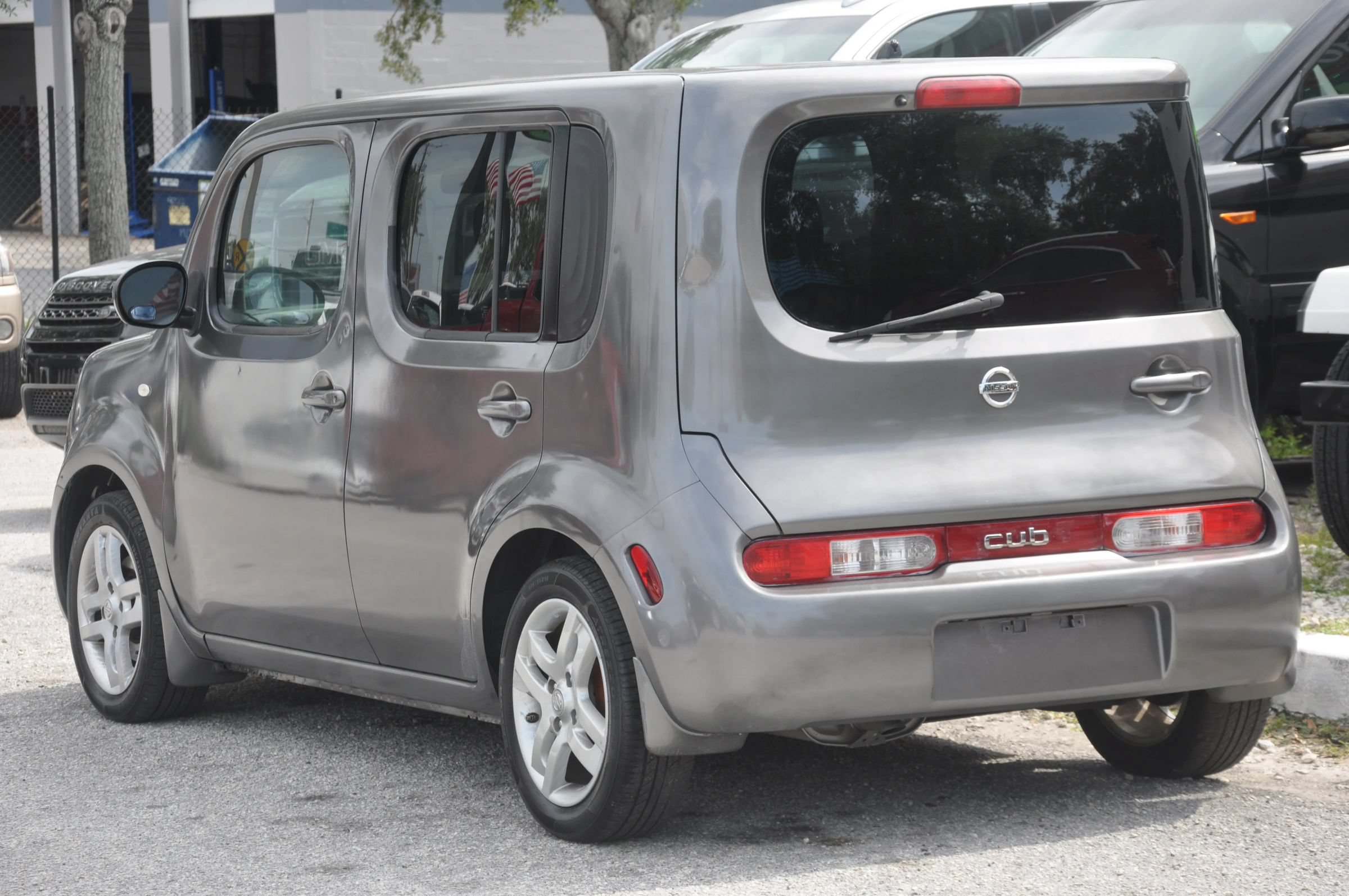 Used 2010 Nissan Cube 1.8 SL w/ Interior Designer Pkg FWD image 2