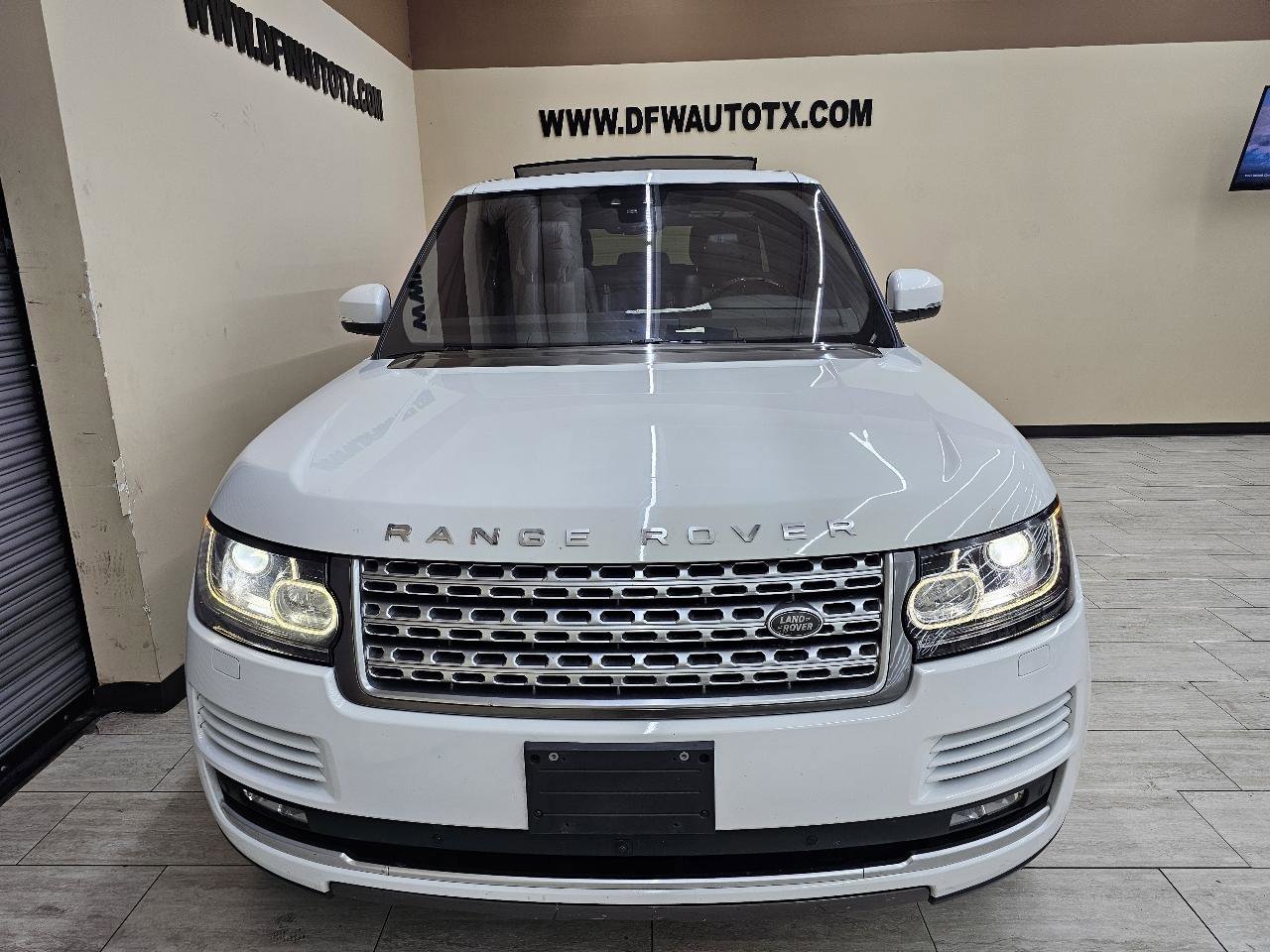 Used 2017 Land Rover Range Rover HSE image 3