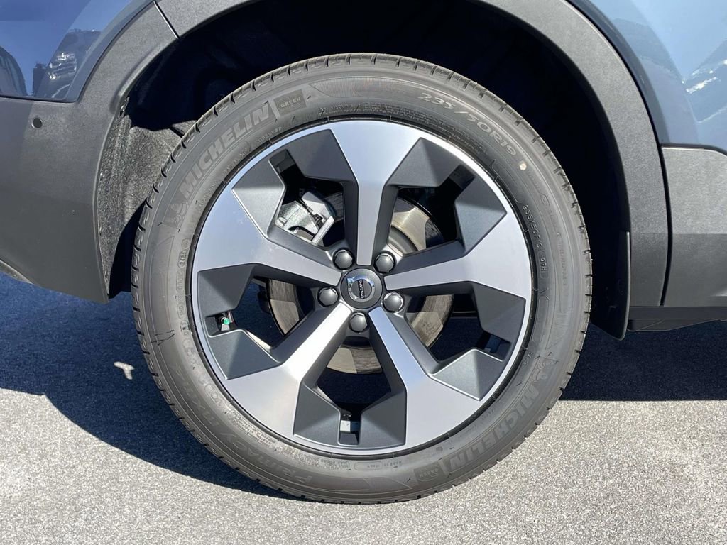 New 2026 Volvo XC40 B4 Plus w/ Protection Package Premier FWD image 31
