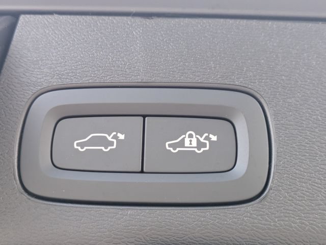 Certified 2026 Volvo XC60 B5 Plus w/ Climate Package AWD/4WD image 18
