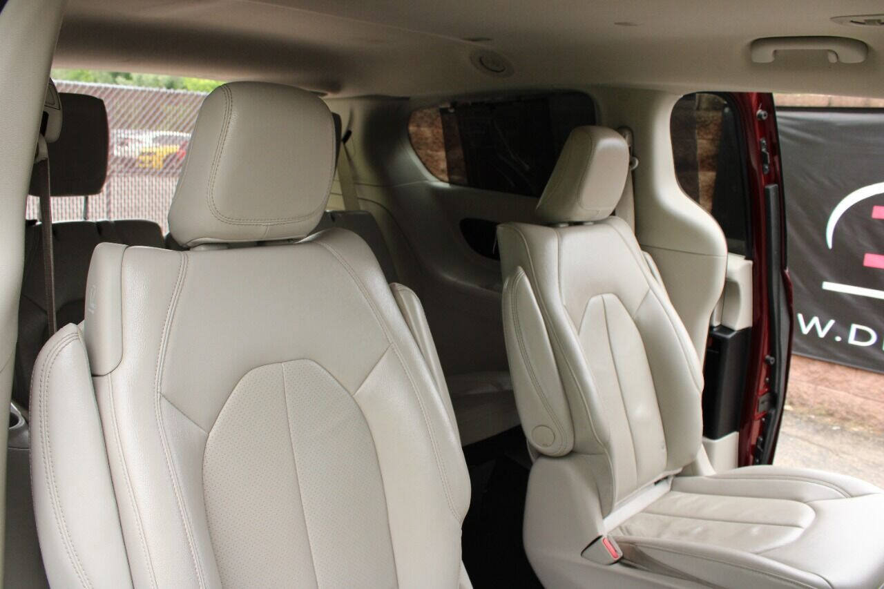 Used 2021 Chrysler Pacifica Touring-L FWD image 18