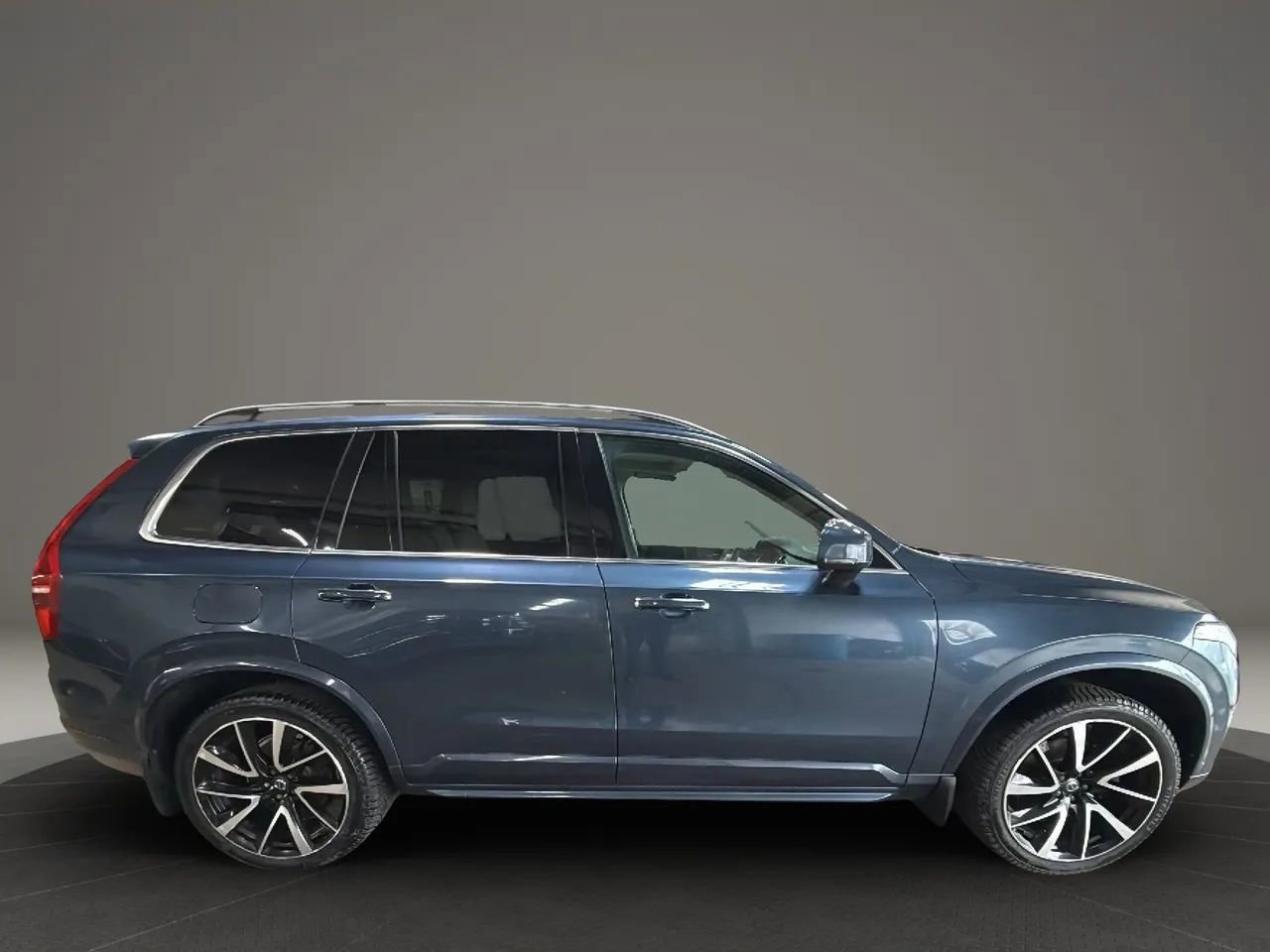 Used 2018 Volvo XC90 T6 Momentum w/ Momentum Plus Package AWD/4WD image 4