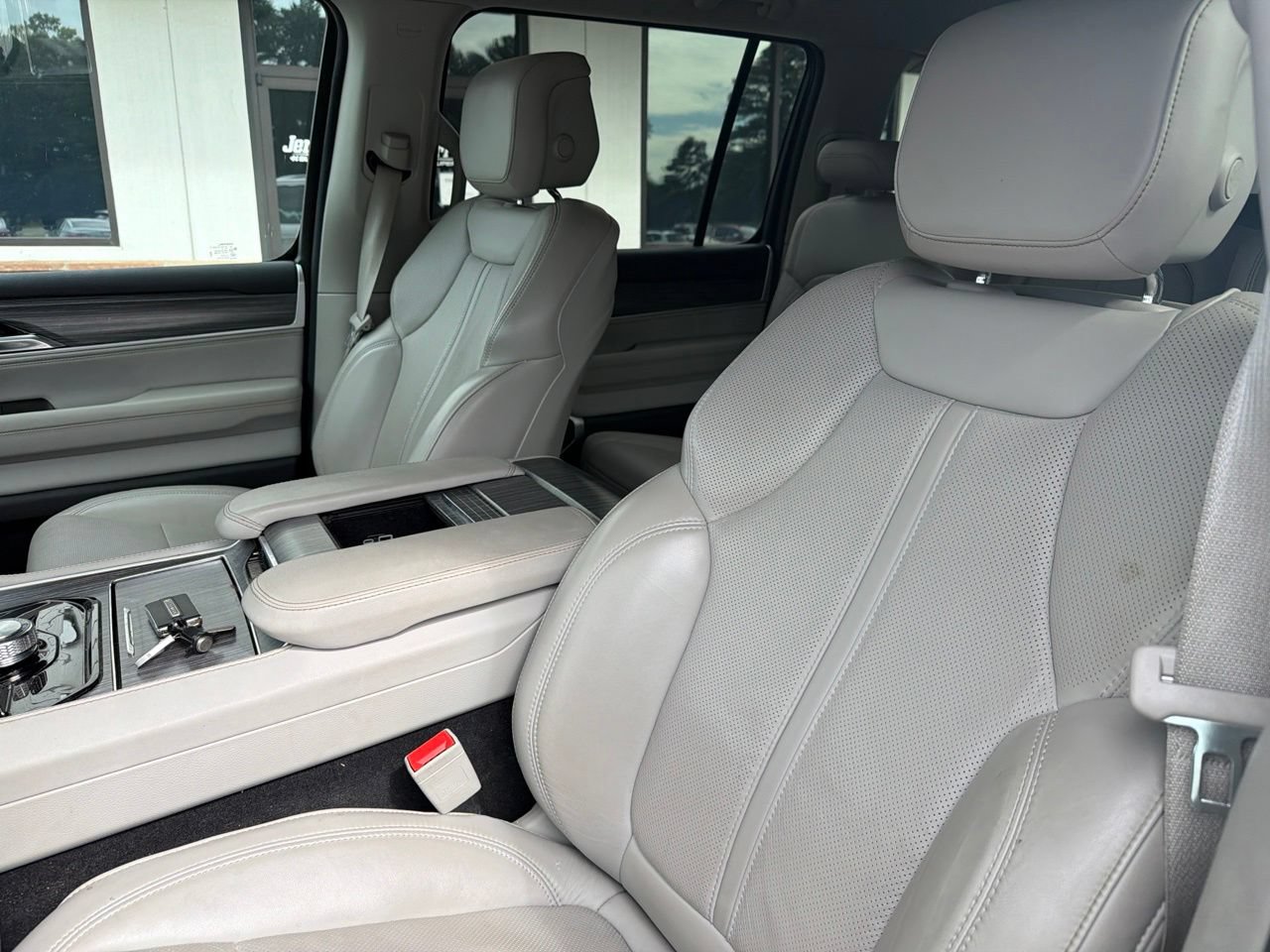 Used 2024 Jeep Wagoneer L Series II w/ Flexible Seating Group AWD/4WD image 2