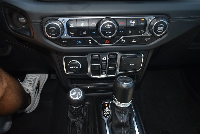 Used 2024 Jeep Wrangler Unlimited Sahara w/ Technology Group AWD/4WD image 20