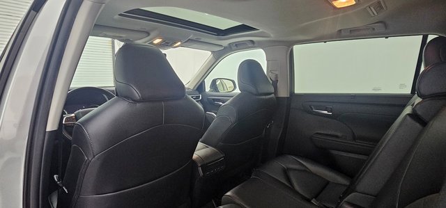 Used 2024 Toyota Highlander XLE image 30