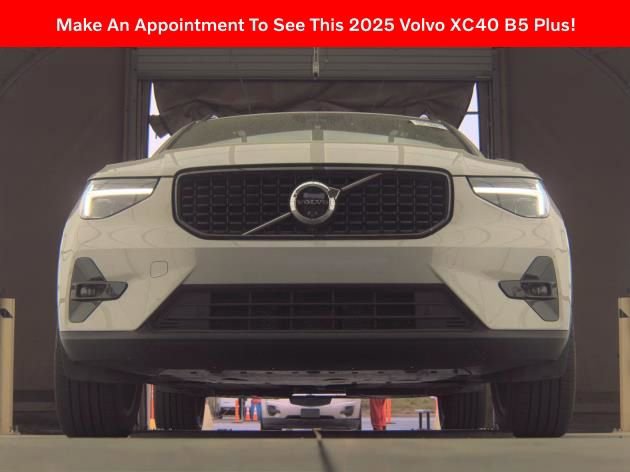 Used 2025 Volvo XC40 B5 Plus image 2