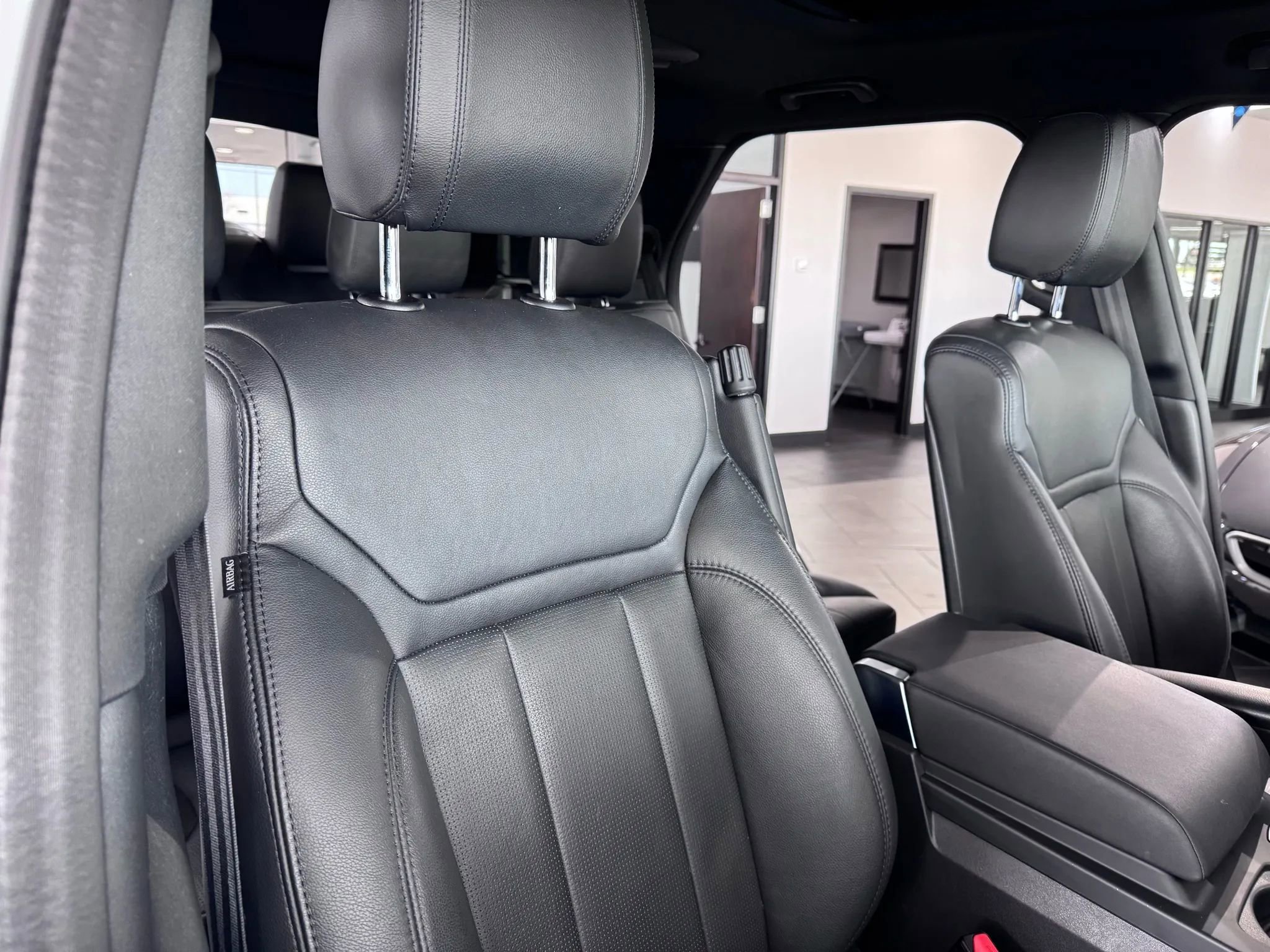 Used 2020 Land Rover Discovery Landmark AWD/4WD image 13