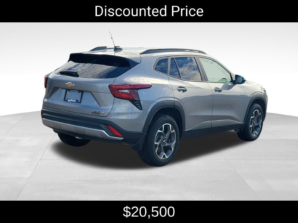 Used 2024 Chevrolet Trax LT w/ LT Convenience Package FWD image 3