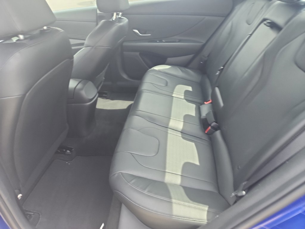 Used 2022 Hyundai Elantra Limited image 13