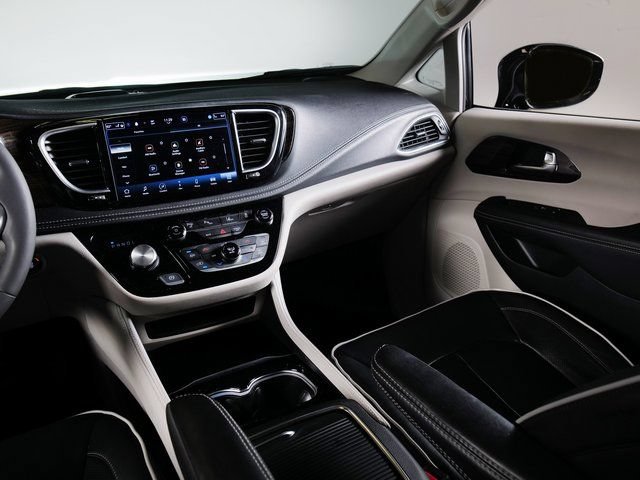 Used 2023 Chrysler Pacifica Limited FWD image 19