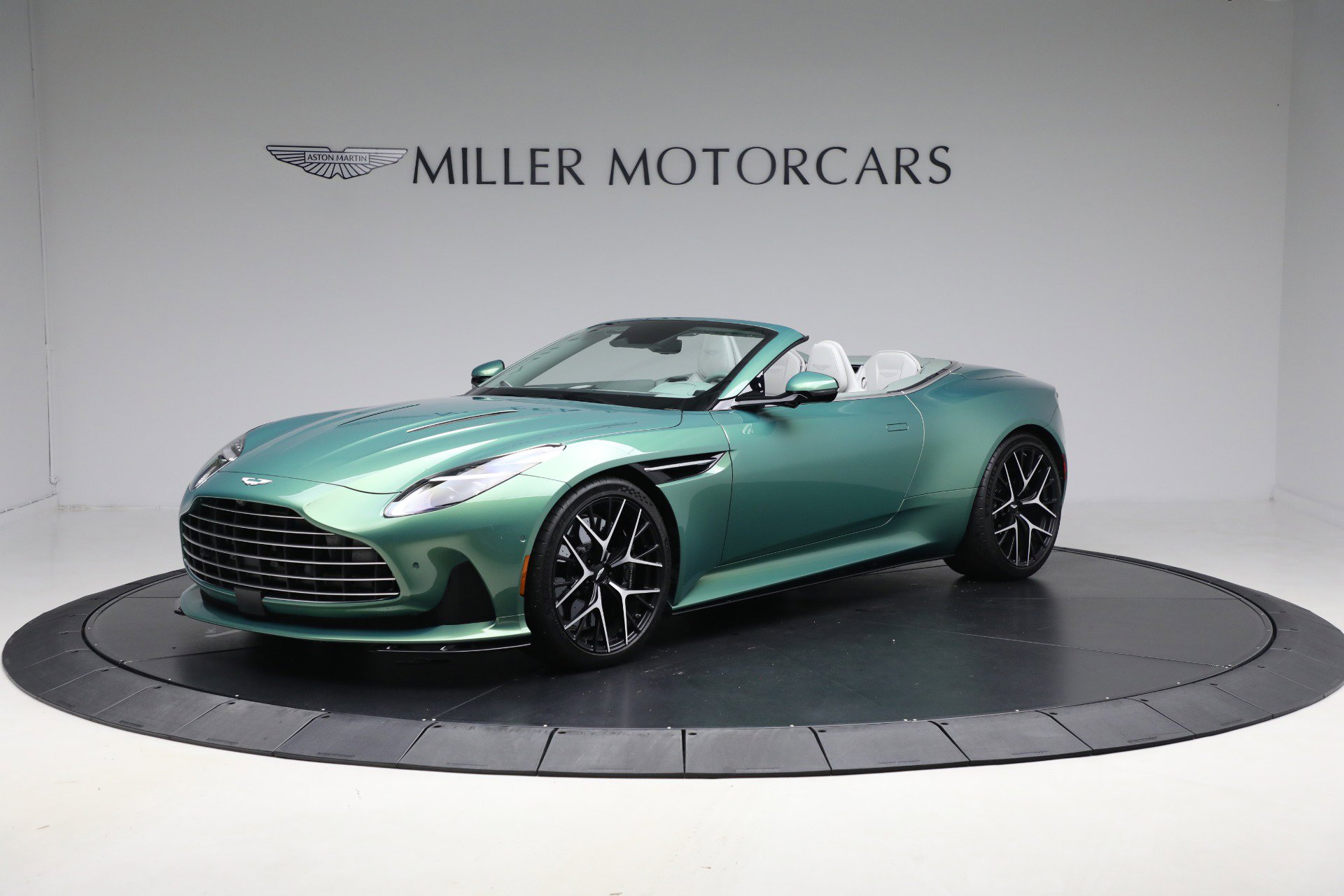Used 2025 Aston Martin DB12 Convertible RWD image 2